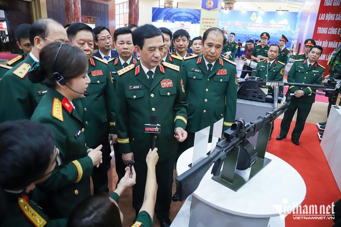 Lãnh đạo Quân ủy Trung ương, Bộ Quốc phòng tham quan các gian trưng bày sản phẩm, sáng kiến