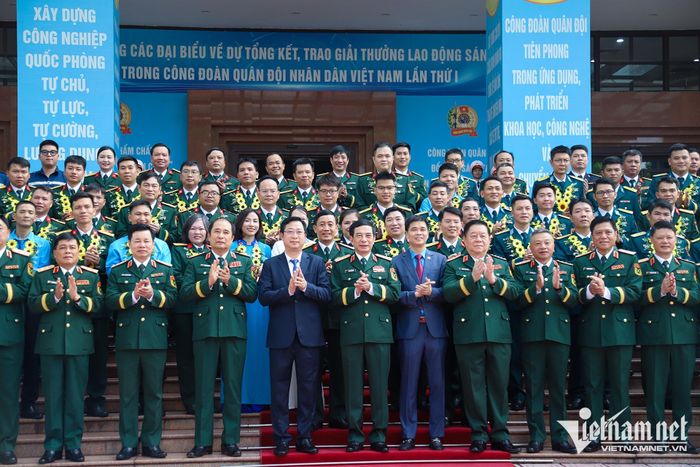 Các đại biểu dự lễ trao giải