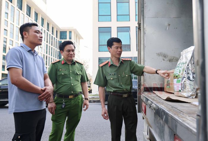 Đại tá Nguyễn Thanh Bình (thứ ba từ trái sang), Phó Giám đốc Công an TP Cần Thơ, trực tiếp chỉ đạo điều tra vụ án. Ảnh: Công an TP Cần Thơ