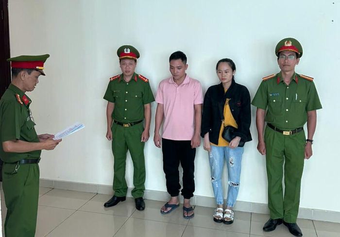 Cơ quan CSĐT tống đạt các quyết định tố tụng đối với vợ chồng Thiệt và Triệu.