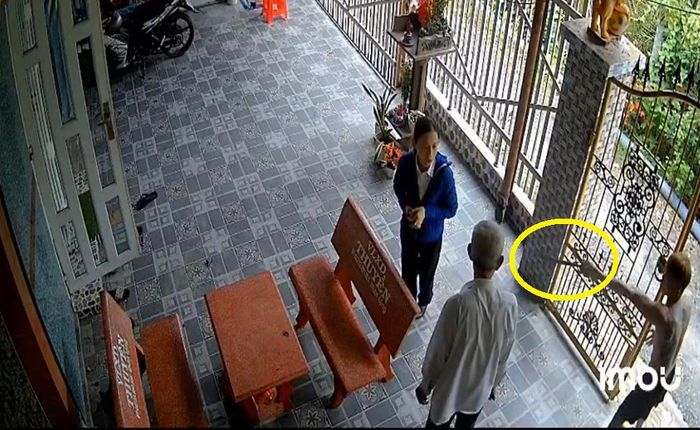 Phạm Minh Tài cầm dao uy hiếp thẩm phán T. Ảnh: VKSCC