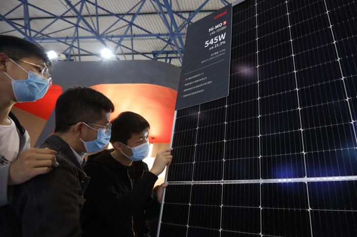 Trung Quốc thúc đẩy mạnh mẽ các dự án năng lượng tái tạo quy mô lớn tại vùng sa mạc, tuy nhiên, làn sóng cắt lỗ và lũy kế thua lỗ hơn 340 tỷ NDT của 5 ông lớn ngành pin mặt trời đang đặt ra bài toán khó cho chiến lược "xanh" của Bắc Kinh. Ảnh: Bloomberg