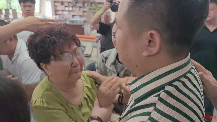 Bà Tăng không kìm được nước mắt khi gặp lại cháu trai sau gần 4 thập kỷ xa cách. Ảnh: QQ