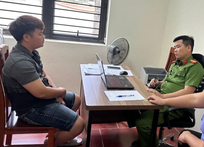 Công an làm việc với tài xế điều khiển ô tô kéo lê CSGT. Ảnh: CACC