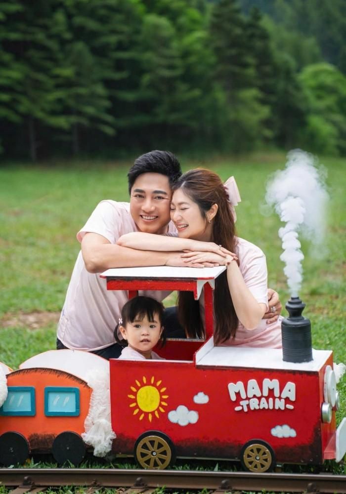 Vợ chồng ca sĩ Châu Khải Phong - Thanh Trúc đưa con gái đi cắm trại dịp hè. 