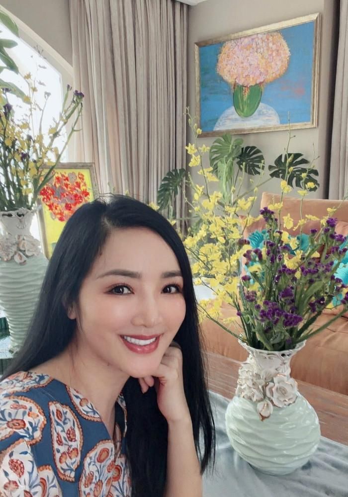 Hoa hậu Giáng My tự tay cắm các bình hoa giúp không gian nhà thêm sức sống. 