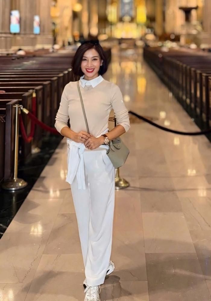 Hoa khôi Thu Hương chọn giày thể thao để tiện di chuyển, đỡ đau chân trong các chuyến du lịch. 