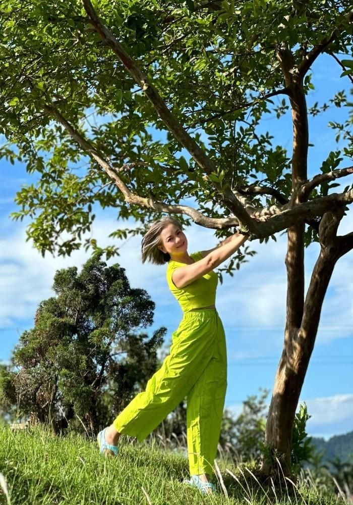 NSND Thu Quế tận hưởng thiên nhiên trong chuyến thăm và biểu diễn tại Lữ đoàn Tăng - Thiết giáp 206 ở xã Đông Hiếu - Nghệ An. 