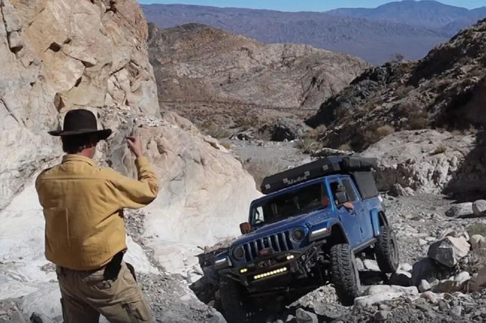 Khi off-road theo nhóm, hoa tiêu đứng ngoài xe là “đôi mắt thứ hai” cực kỳ quan trọng. Ảnh: Socalx