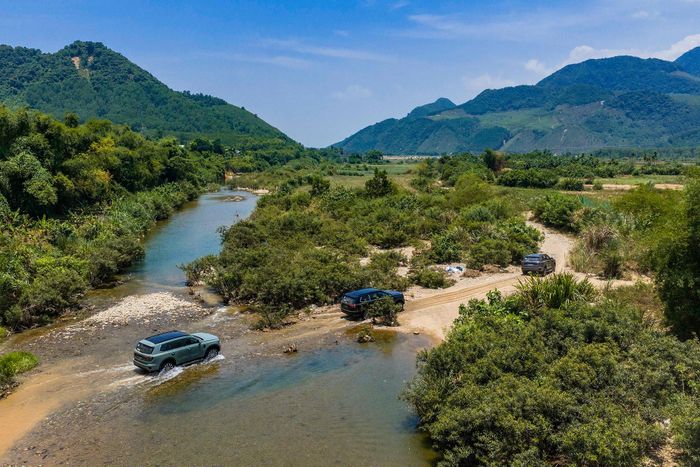 Khi đi off-road tại những nơi hoang vắng, nên đi theo nhóm ít nhất 2–3 xe để có thể hỗ trợ kéo, cứu hộ lẫn nhau. Ảnh: Ford Việt Nam