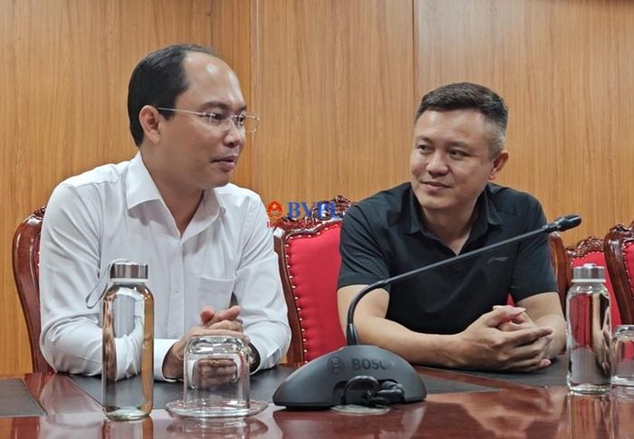  Phóng viên (áo đen) làm việc với ông Phan Văn Phước, Phó Giám đốc Sở Nông nghiệp và Môi trường tỉnh Quảng Trị.