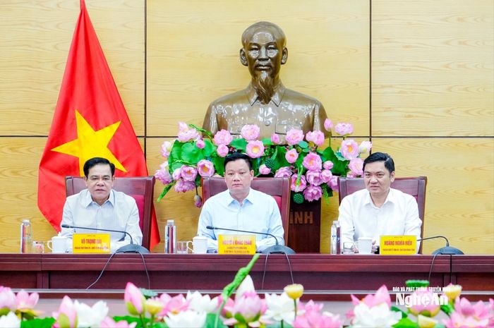 Các đồng chí lãnh đạo tỉnh Nghệ An tham dự lễ phát động phong trào thi đua "Quyết tâm thực hiện thắng lợi mục tiêu tăng trưởng bền vững 2 con số giai đoạn 2026-2030". Ảnh: Phạm Bằng