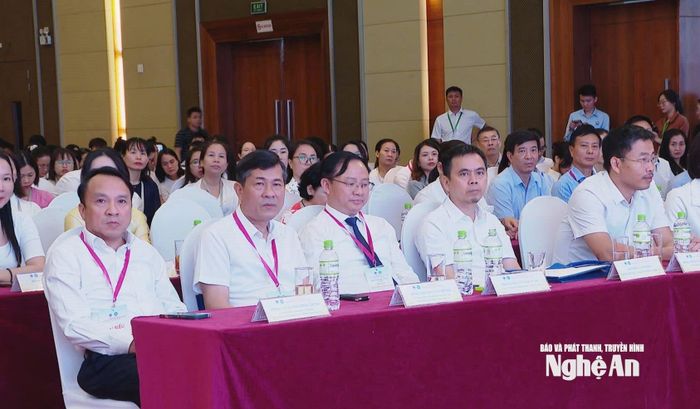 Các đồng chí lãnh đạo tỉnh Nghệ An và các đại biểu tham dự hội nghị . Ảnh: TL
