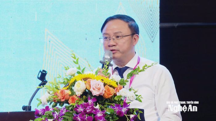 PGS.TS Nguyễn Văn Tuấn – Hiệu trưởng Trường Đại học Y khoa Vinh, đồng Trưởng Ban Tổ chức Hội nghị phát biểu tại diễn đàn. Ảnh: TL