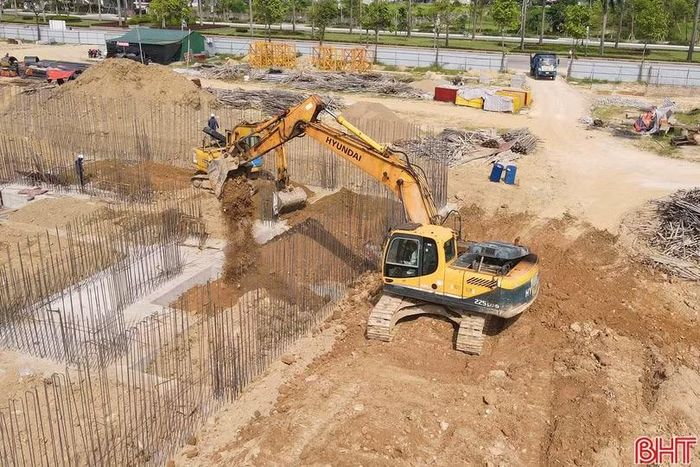 Nhà thầu đang tập trung nhân lực, máy móc, thiết bị thi công dự án xây dựng Bảo tàng Hà Tĩnh.