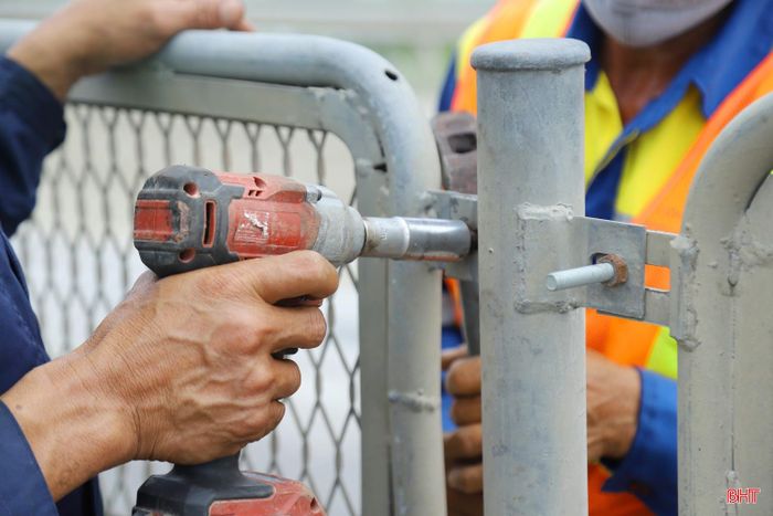 Theo phía đơn vị bảo trì tuyến quốc lộ 1, thời gian tới đây, sẽ phối hợp với lực lượng chức năng tăng cường kiểm tra, xử lý nghiêm các trường hợp tự ý tháo dỡ lưới chống lóa.
