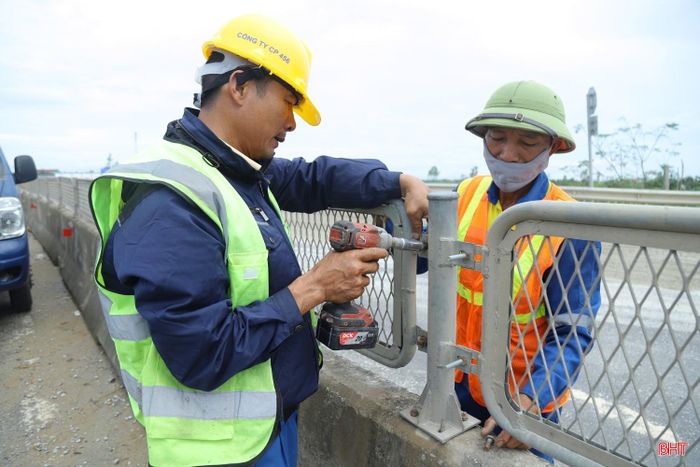 Ông Võ Viết Tiến - Trưởng phòng Quản lý giao thông, Công ty CP 456 cho hay: “Dù đơn vị đã kiểm tra, rà soát và cho lắp đặt lại các tấm lưới chống lóa bị mất, tuy nhiên, chỉ thời gian sau, tình trạng tháo dỡ lại tái diễn. Người dân thường lợi dụng thời điểm ban đêm tháo dỡ lưới chống lóa nên việc xử lý gặp nhiều khó khăn”.