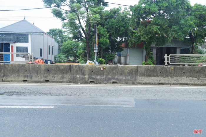 Theo ghi nhận, những vị trí lưới chống lóa bị mất chủ yếu xảy ra ở khu vực đông dân cư hoặc có hàng quán, nhất là đoạn qua xã Cẩm Lạc và xã Kỳ Xuân.
