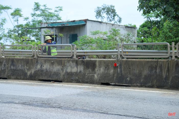 Lưới chống lóa được lắp đặt trên các dải phân cách quốc lộ 1 nhằm ngăn ánh sáng đèn pha từ các phương tiện ở chiều ngược lại. Điều này giúp tài xế không bị chói mắt, duy trì tầm nhìn và giảm thiểu nguy cơ tai nạn giao thông (TNGT) vào ban đêm.