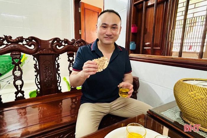 Ăn kẹo cu đơ uống cùng nước chè xanh là món ăn yêu thích của anh Ngô Xương Long.