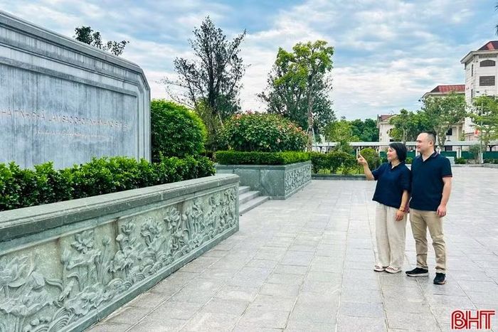 Anh Ngô Xương Long cùng vợ đến thăm Khu lưu niệm Bác Hồ về thăm Hà Tĩnh.