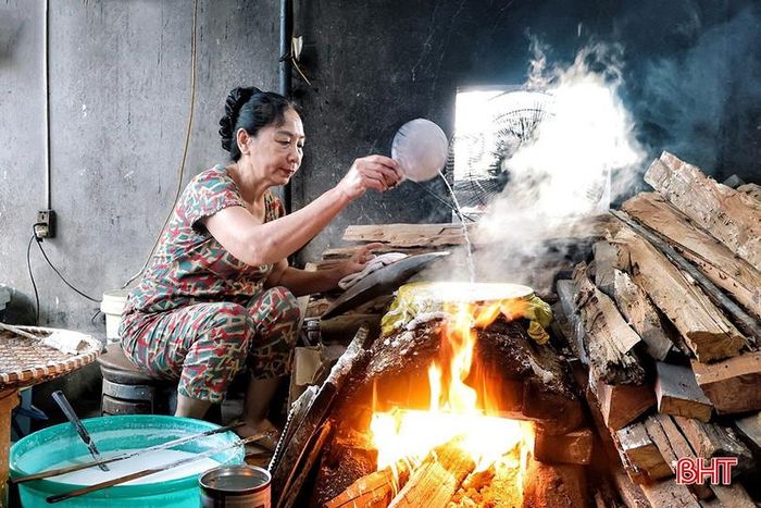 Ẩm thực và những nét văn hóa gắn với từng món ăn là một trong những yếu tố níu chân du khách. Trong ảnh: Cảnh tráng bánh mướt thủ công tại quán ram bánh mướt ở phường Thành Sen.