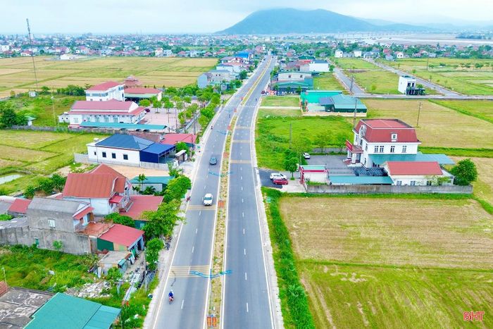 Cùng đó, việc hoàn thành dự án nâng cấp, mở rộng QL 8C đoạn từ QL 1 đến Khu du lịch Thiên Cầm với tổng mức đầu tư 253 tỷ đồng đã góp phần hoàn thiện hệ thống hạ tầng của địa phương.