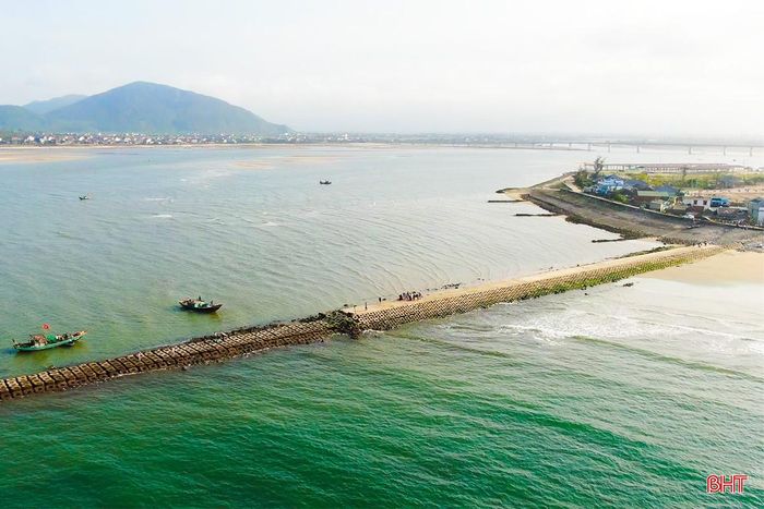 Đặc biệt, tuyến kè chắn sóng dài gần 800m được đầu tư hàng chục tỷ đồng không chỉ phát huy hiệu quả trong việc bảo vệ khu neo đậu tàu thuyền, giảm thiểu tác động của sóng gió mà còn trở thành điểm nhấn cảnh quan tại khu vực biển Thiên Cầm. Từ đây, du khách có thể phóng tầm mắt bao quát biển khơi và khu vực cảng cá Cửa Nhượng.