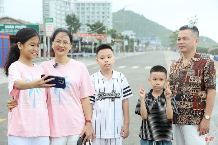 Chị Lê Thị Ly (du khách đến từ Hà Nội) chia sẻ: “So với những lần đến trước, tôi thấy Thiên Cầm hôm nay đã có nhiều đổi thay. Hệ thống giao thông được đầu tư, nâng cấp thuận lợi hơn; cảnh quan ven biển ngày càng khang trang, sạch đẹp. Cùng với đó, nhiều điểm tham quan, trải nghiệm mới cũng được đưa vào hoạt động. Điều này không chỉ giúp việc đi lại thuận tiện hơn mà còn mang đến cho chúng tôi nhiều lựa chọn để vui chơi, khám phá và tận hưởng vẻ đẹp của biển Thiên Cầm".
