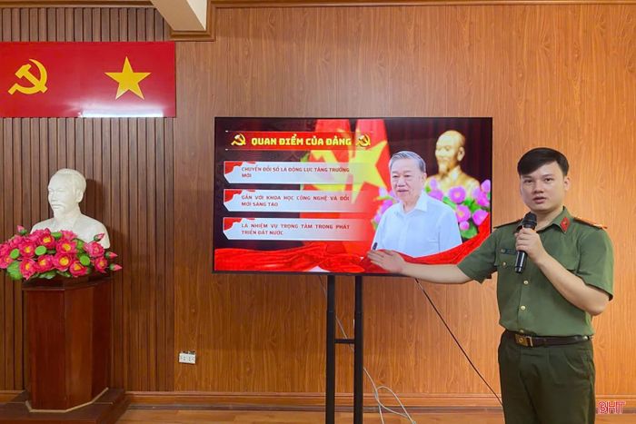 Trung úy Thái Hữu Tới tập trung luyện kỹ năng trình bày và xử lý câu hỏi tình huống để có sự chuẩn bị tốt nhất cho vòng chung kết.
