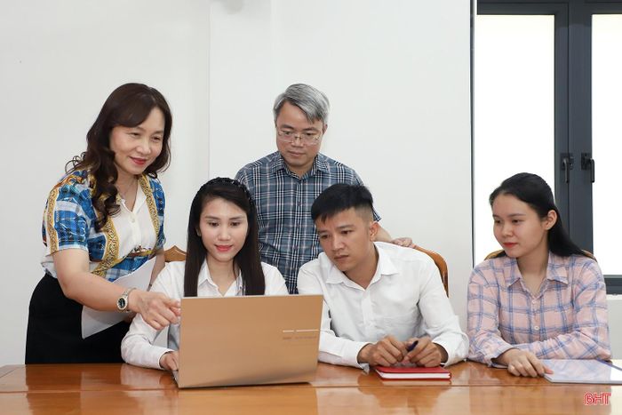 Các đồng chí lãnh đạo Đảng ủy Các cơ quan Đảng tỉnh tham gia góp ý nội dung thuyết trình, trình chiếu slide của thí sinh Trần Thị Huyền Trang.