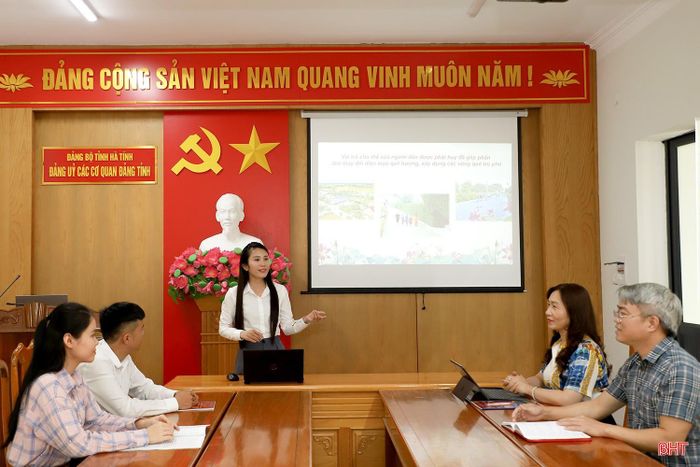 Thí sinh Huyền Trang tập thuyết trình phần thi nhằm chuẩn bị chu đáo nhất cho vòng chung kết sắp tới.