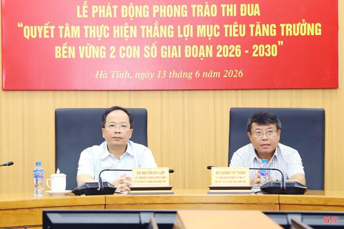 Bí thư Tỉnh ủy Nguyễn Duy Lâm và Phó Chủ tịch Thường trực HĐND tỉnh Dương Tất Thắng điều hành điểm cầu Hà Tĩnh.