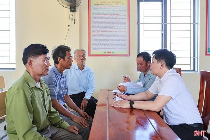 Ban phát triển thôn họp bàn việc huy động nguồn lực xây dựng nông thôn mới.
