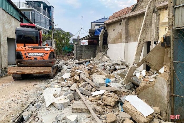 Phong trào hiến đất mở đường xây dựng nông thôn mới đã được bà con giáo dân thôn Ban Long hưởng ứng nhiệt tình.