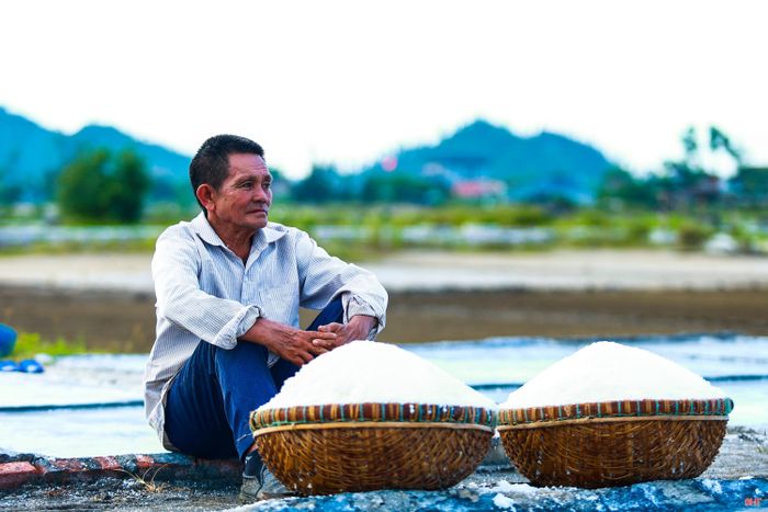 Người làm muối ở thôn Châu Hạ mong tìm được đầu ra ổn định để tiếp tục giữ nghề truyền thống.