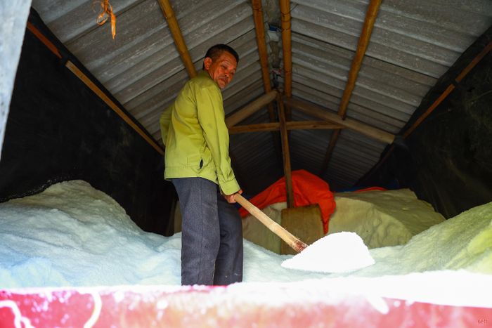 Gần 10 tấn muối của gia đình ông Minh làm từ năm ngoái đến nay vẫn chưa tiêu thụ được.