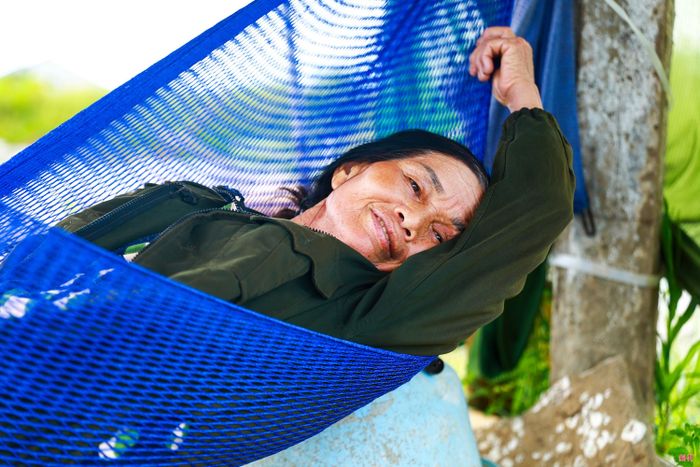 Giây phút nghỉ ngơi hiếm hoi của những người làm muối.