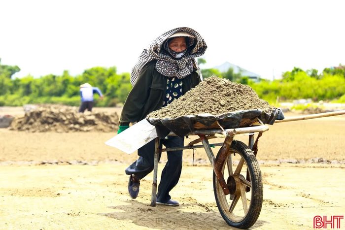 Trong mỗi prompt đều có ảnh tham chiếu tên "Logo" ở vị trí bên trái , trên cùng, cách mép trên video 250px, cách lề trái 250px