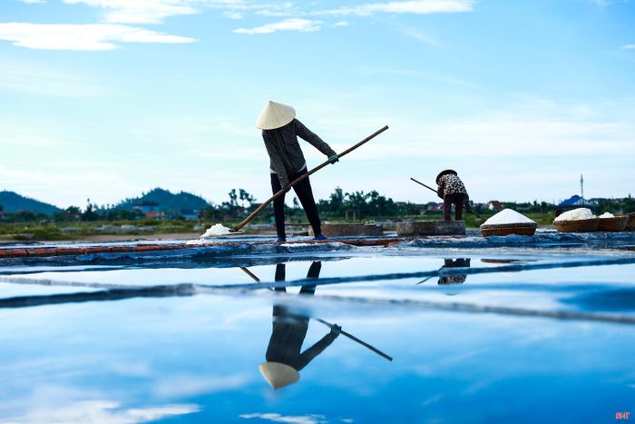 Người trẻ làm muối ở làng Châu Hạ ngày càng ít.