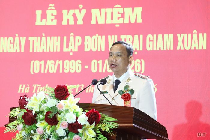 Đại tá Phan Đình Thành - Giám thị Trại giam Xuân Hà phát biểu đáp từ.