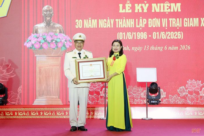 Phó Chủ tịch UBND tỉnh Nguyễn Thị Nguyệt tặng bằng khen của Chủ tịch UBND tỉnh cho Trại giam Xuân Hà.