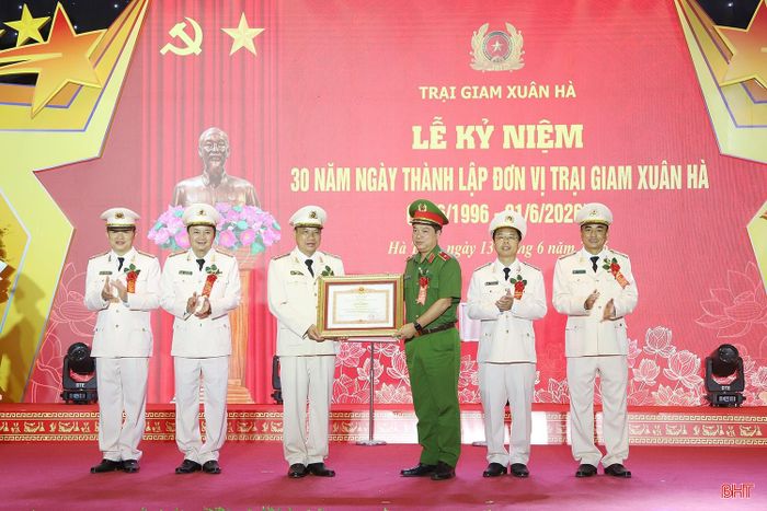 Thiếu tướng Nguyễn Thanh Trường - Cục trưởng Cục C10 tặng bằng khen của Thủ tướng Chính phủ cho Trại giam Xuân Hà.