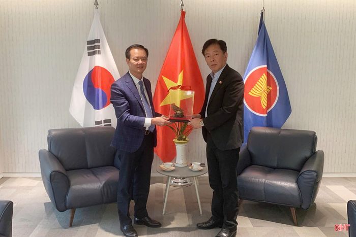 Phó Chủ tịch Thường trực UBND tỉnh Trần Báu Hà tặng quà lưu niệm cho lãnh đạo Đại sứ quán.