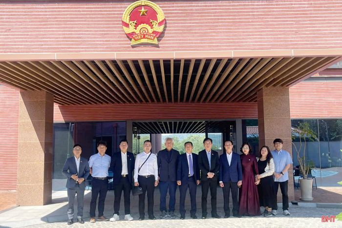 Các đại biểu chụp ảnh lưu niệm.