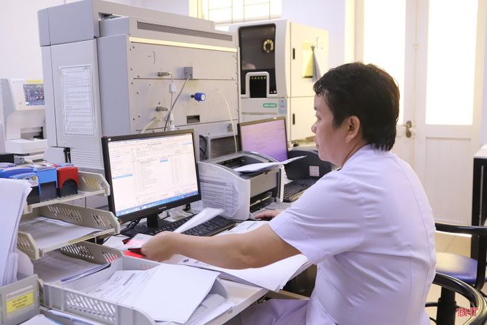 Kết quả xét nghiệm máu của bệnh nhân được nhập vào hệ thống quản lý để luôn đảm bảo sự chính xác.