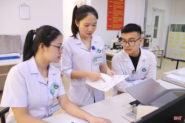 Anh Trần Hậu Quân (ngoài cùng bên phải) luôn ý thức học hỏi nâng cao trình độ chuyên môn, nghiệp vụ từ các đồng nghiệp đi trước.