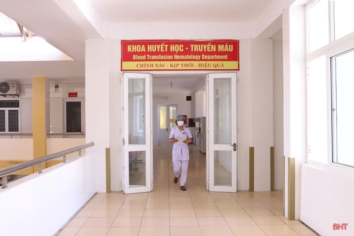 Mỗi ngày, Khoa Huyết học - Truyền máu tiếp nhận, xử lý từ 400 - 700 mẫu máu bệnh phẩm.