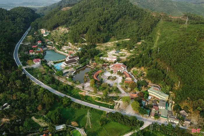Khu du lịch văn hóa sinh thái Hải Thượng (xã Hương Sơn) được đưa vào khai thác từ năm 2015, điểm đến có diện tích khoảng 20 ha, được xây dựng nhằm phát huy các giá trị di sản của Đại danh y Hải Thượng Lãn Ông Lê Hữu Trác, kết hợp hài hòa giữa không gian sinh thái, văn hóa và trải nghiệm du lịch.