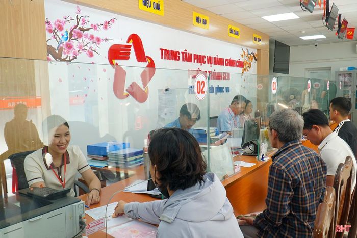 Các địa phương đang đẩy mạnh số hóa, chuẩn hóa dữ liệu hộ tịch phục vụ triển khai Luật Hộ tịch năm 2026. Trong ảnh: Cán bộ Trung tâm Phục vụ hành chính công phường Thành Sen hỗ trợ người dân giải quyết thủ tục hành chính.